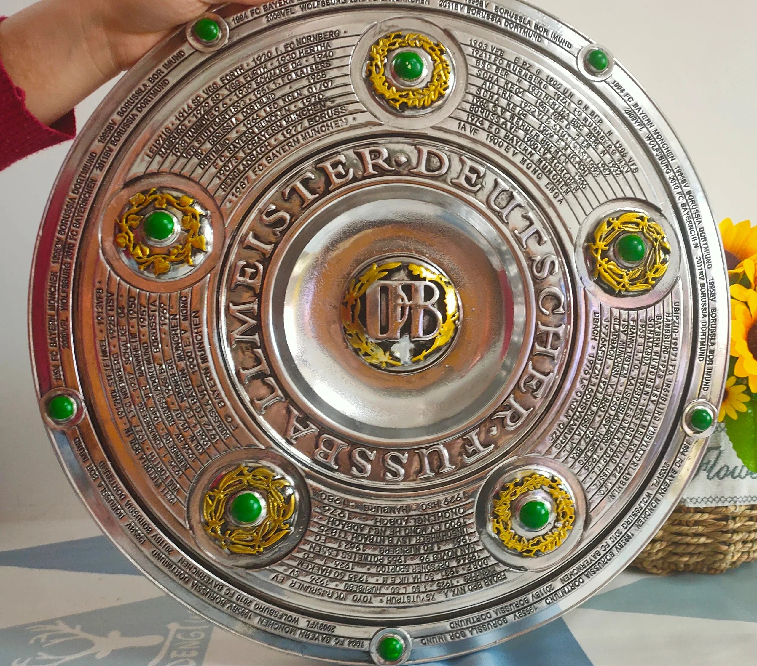 bundesliga-meisterschale-champions-bowl-football-1-1-replica-trophy-complexexpress-5.webp